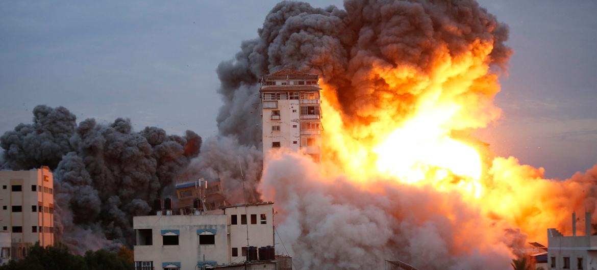 Os ataques aéreos destroem edifícios na Faixa de Gaza