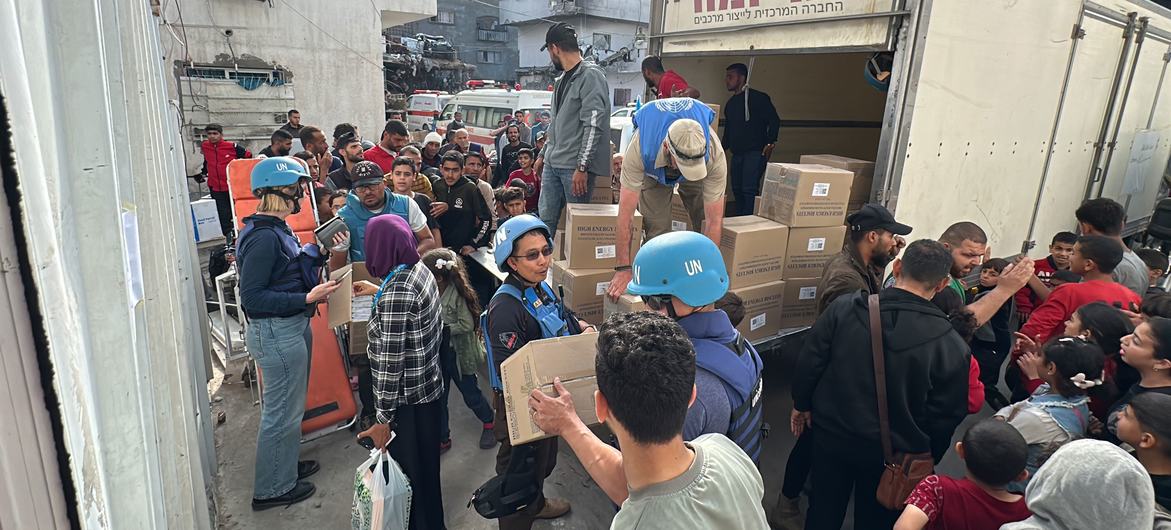 Funcionários da ONU distribuem ajuda no hospital Kamal Adwan em Gaza em abril de 2024 Funcionários da ONU distribuem ajuda no hospital Kamal Adwan em Gaza em abril de 2024
