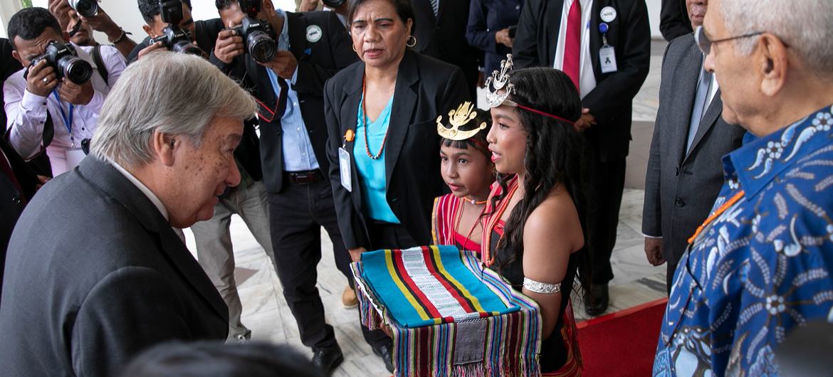 Secretário-geral da ONU, António Guterres (à esquerda), recebe um presente em sua visita ao Parlamento do Timor-Leste.