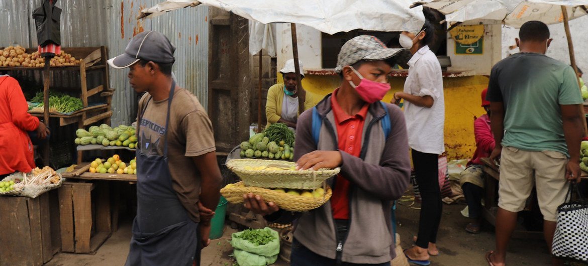 Vendedores vendem legumes em um mercado em Antananarivo, capital de Madagascar.