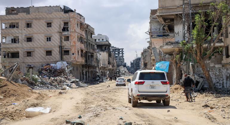 Um veículo da ONU passa por Khan Younis em Gaza Um veículo da ONU passa por Khan Younis em Gaza