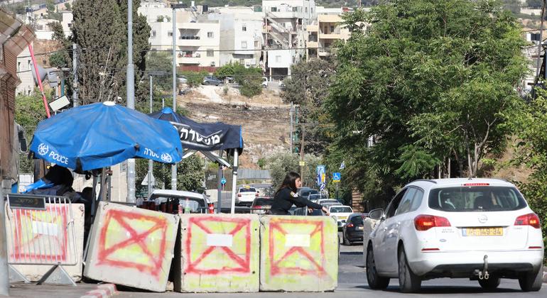 Polícia israelense na entrada do bairro Sheikh Jarrah, em Jerusalém