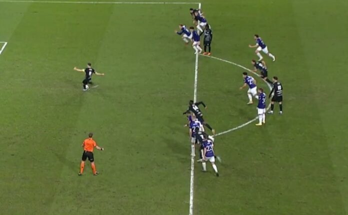 Anderlecht-Genk seru00e1 repetido devido a um erro do VAR em um pu00eanalti!. Captura/Onze