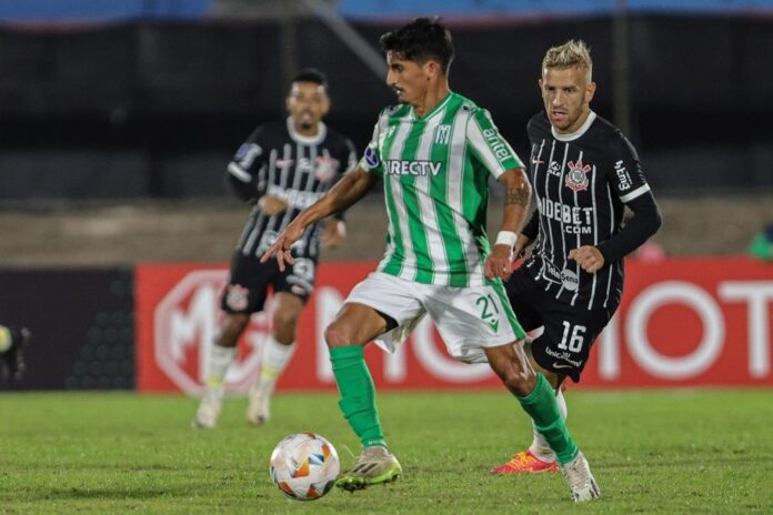Lucas Rodríguez e Pedro Henrique, em disputa de bola no Racing-Corinthians. EFE/Gastón Britos