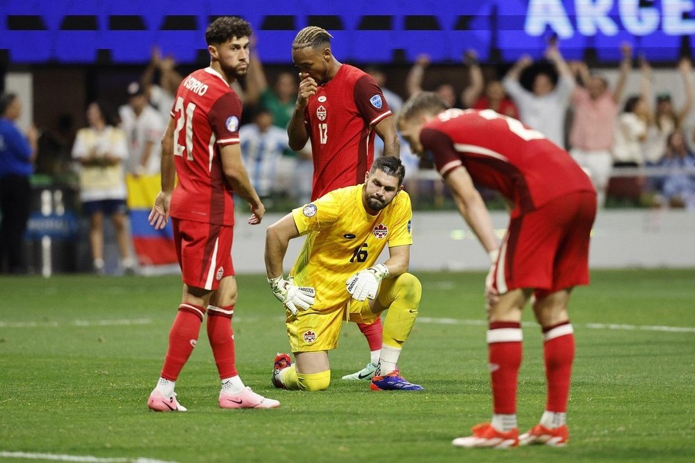 Maxime Crepeau (C), do Canadá, reage diante do gol argentino, na Copa América. EFE