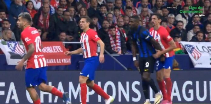 O polêmico toque de Thuram em Savic. Captura/MovistarFutbol