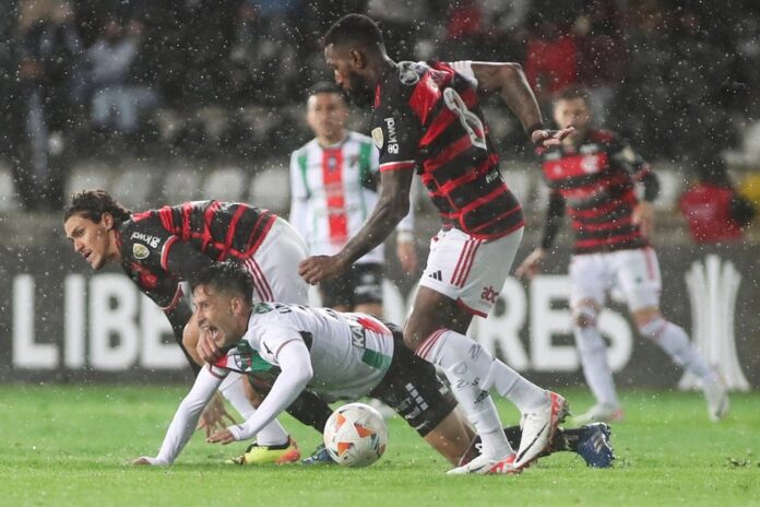 Nicolás Linares, do Palestino, disputa a bola com Pedro, do Flamengo. EFE/ Hernán Contreras