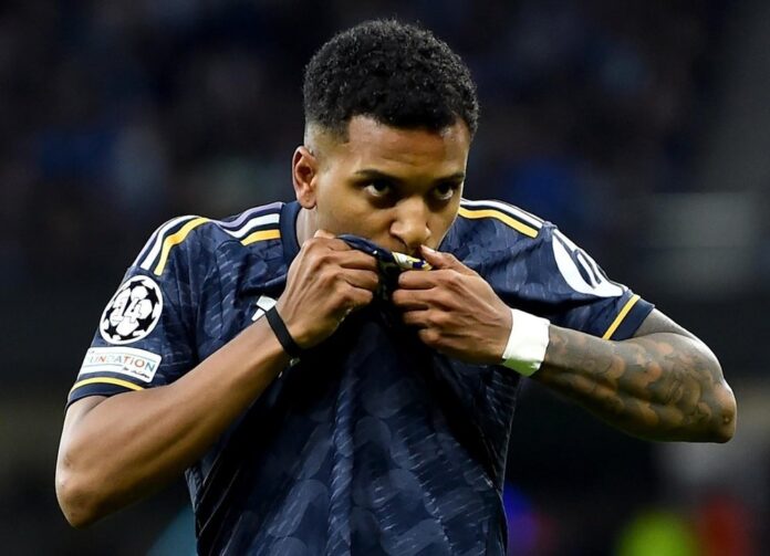 Rodrygo Goes beija a camisa do Madrid , em foto de arquivo. EFE