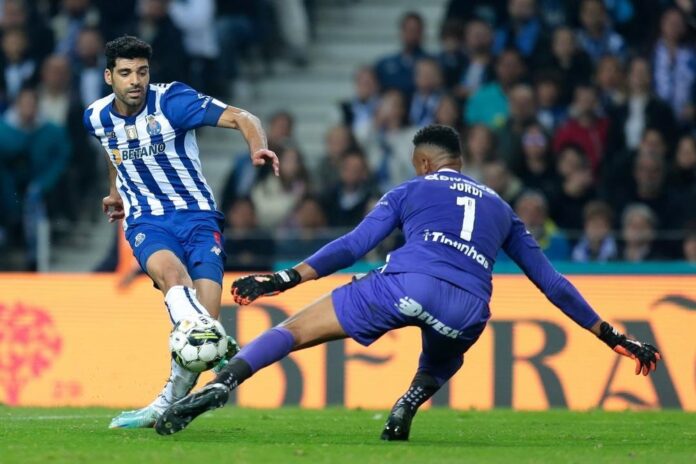 O Porto cai diante do Estoril e se afasta da briga pelo título. EFE