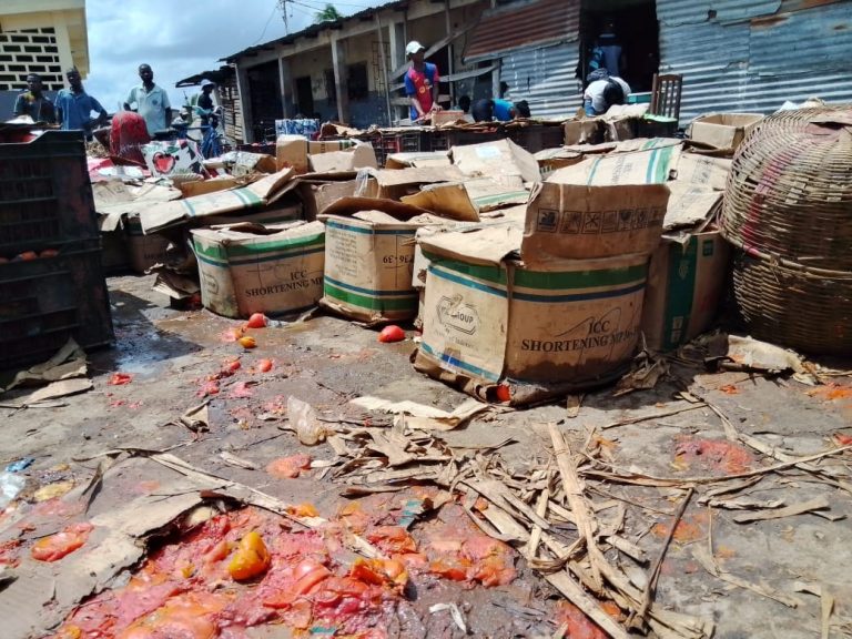 Tomate deteriora-se no Mercado Chabeco por falta de compradores