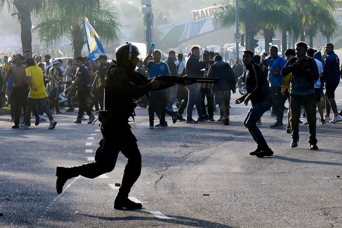 un-integrante-de-la-policia-de-argentina-apunta-frente-a-hinchas-de-rosario-durante-disturbios-este-martes-efe-franco-trovato-fuocoo