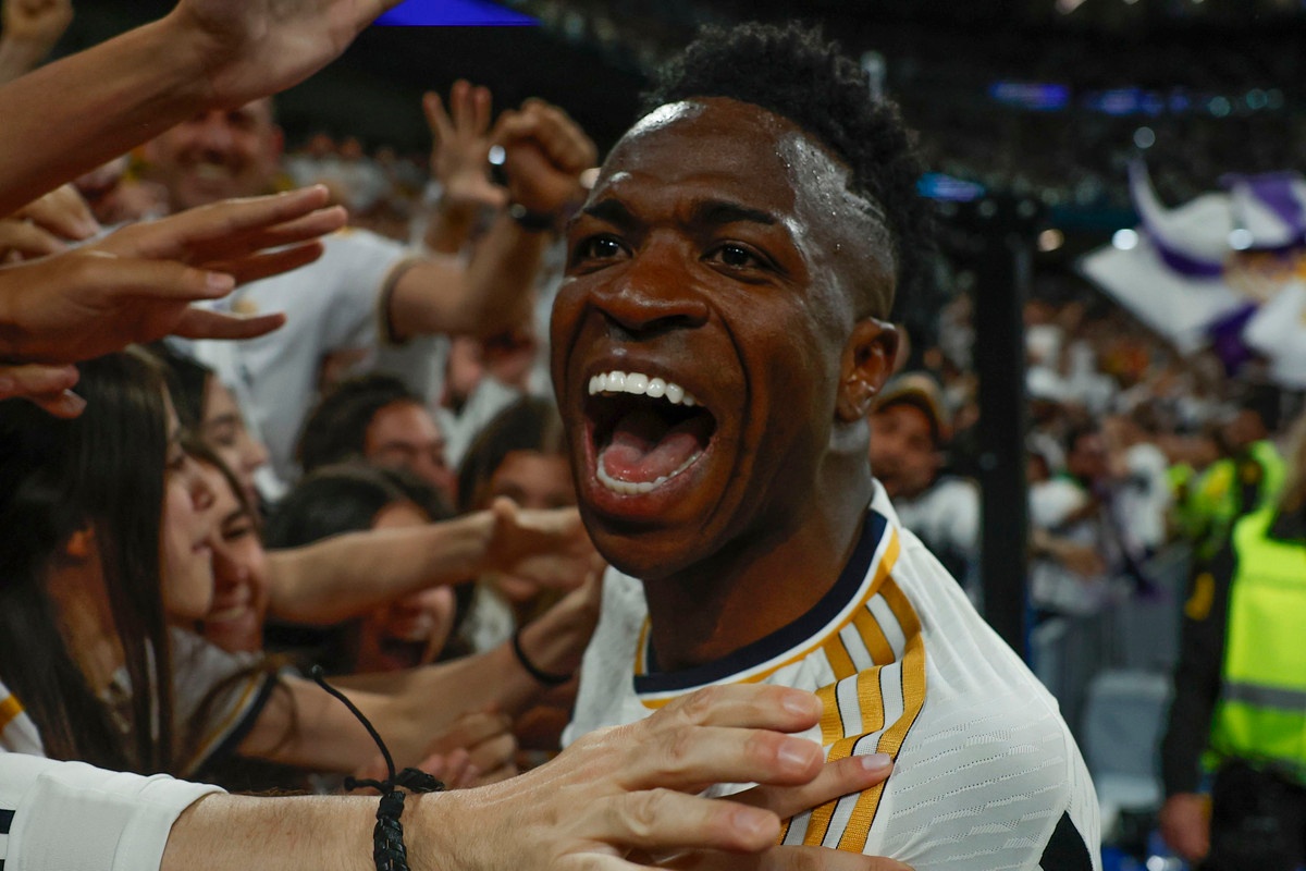vinicius-celebra-la-victoria-del-real-madrid-sobre-el-fc-barcelona-en-el-clasico-del-santiago-bernabeu-de-laliga-2023-24-efe-juanjo-martin-1 Vinicius