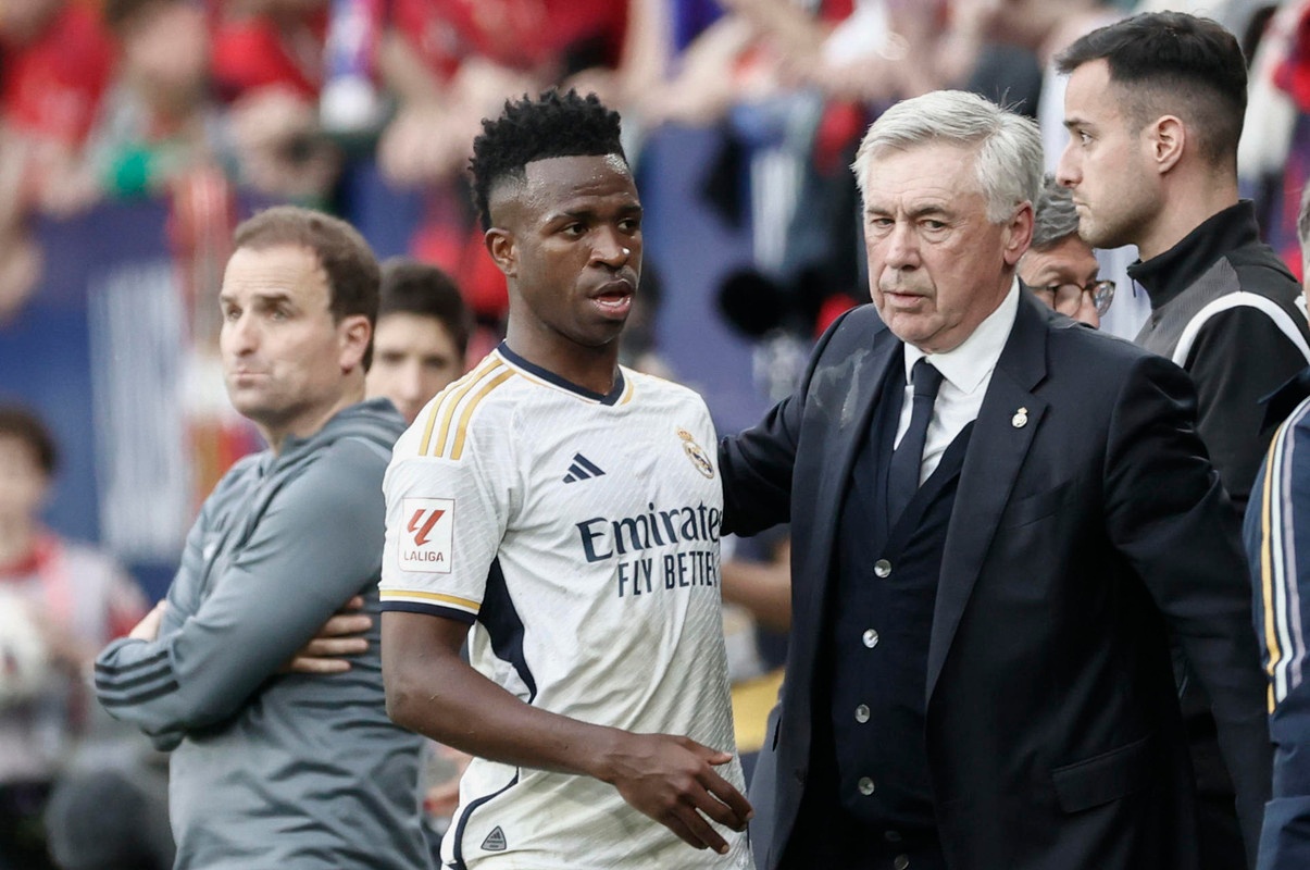 vinicius-l-y-carlo-ancelotti-r-en-el-osasuna-real-madrid-de-primera-division-2023-24-efe-jesus-diges-1 Ancelotti Vinicius